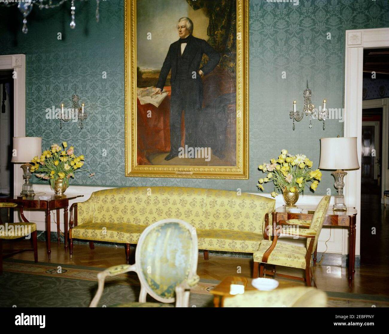 Salle à manger de l'État, salle de l'est, salle verte, salle bleue, salle rouge, tables et arrangements floraux pour dîner privé en l'honneur du prince et de la princesse Stanislaw Albrecht Radziwill. Green Room, avec arrangements floraux pour un dîner privé en l'honneur du prince Stanisu0142aw Albrecht (Stanislas Albert) Radziwiu0142u0142 de Pologne et de la princesse Lee Bouvier Radziwiu0142u0142. Suspendu au mur est un portrait de Millard Fillmore, peint par George P. A. Healy en 1857. White House, Washington, D.C.rnrn Banque D'Images