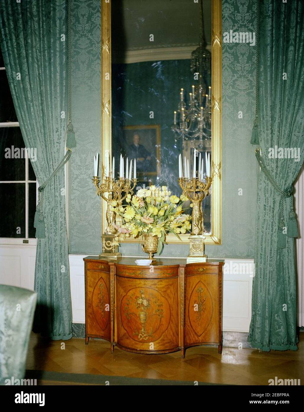 Salle à manger de l'État, salle de l'est, salle verte, salle bleue, salle rouge, tables et arrangements floraux pour dîner privé en l'honneur du prince et de la princesse Stanislaw Albrecht Radziwill. Green Room, avec arrangement de fleurs pour un dîner privé en l'honneur du prince Stanisu0142aw Albrecht (Stanislas Albert) Radziwiu0142u0142 de Pologne et de la princesse Lee Bouvier Radziwiu0142u0142. White House, Washington, D.C. Banque D'Images