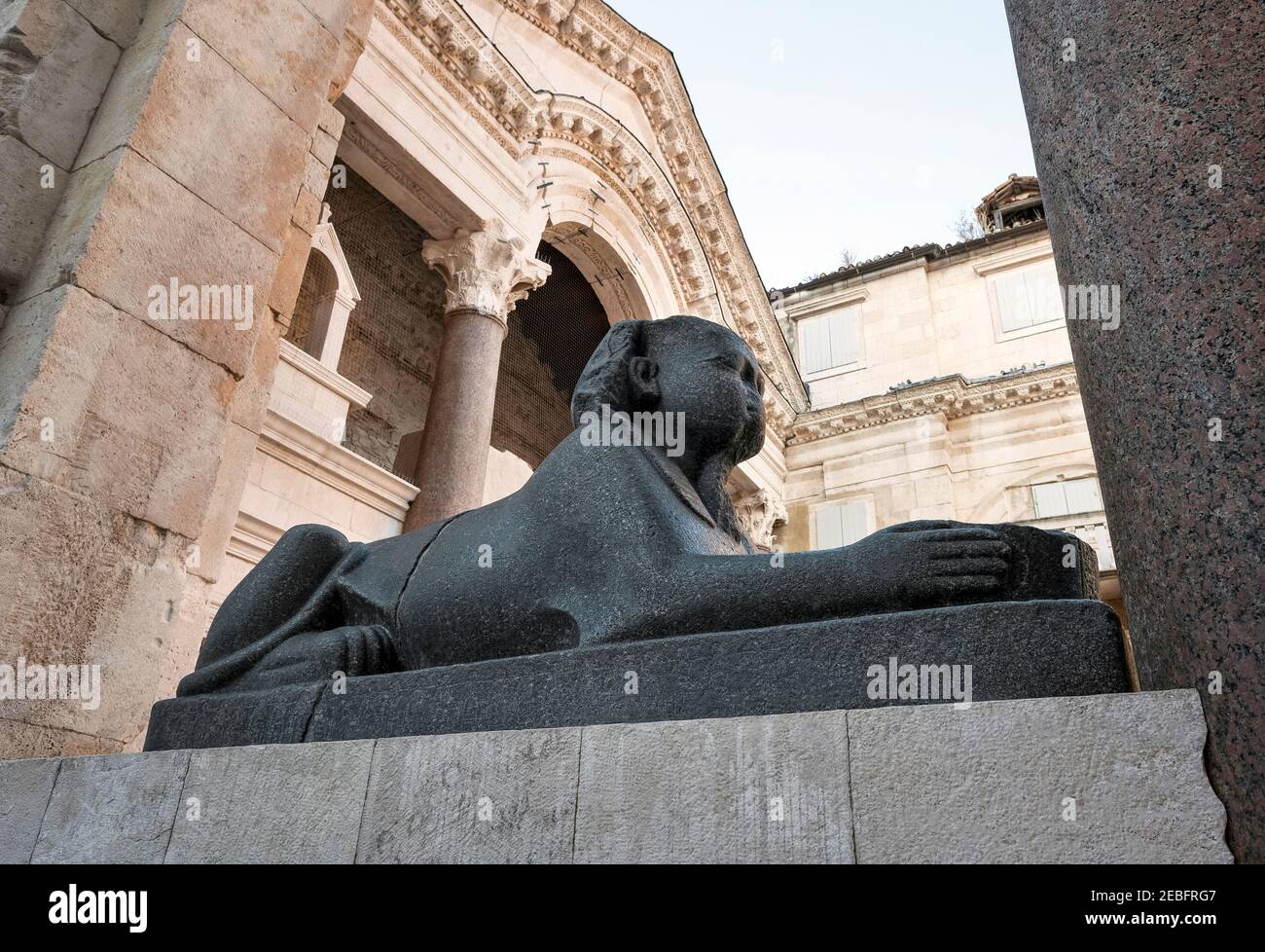 Split - Croate, 25 août 2018: Un sphinx égyptien regarde la cathédrale du palais de Dioclétien. Il avait 2000 ans au début de la construction Banque D'Images