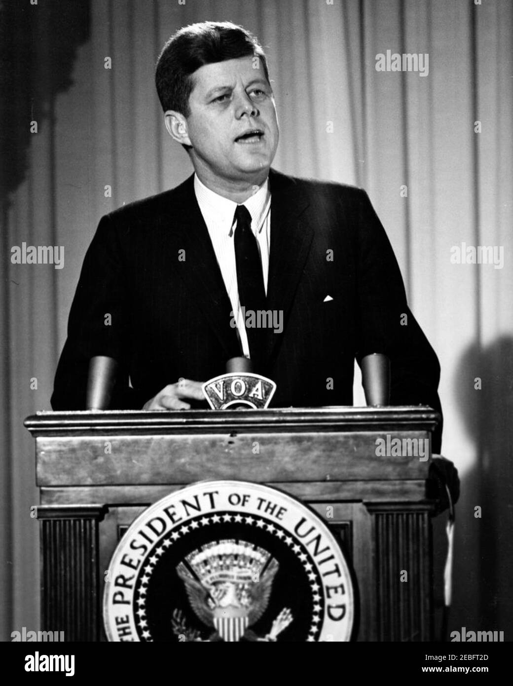 Réception pour les diplomates, les responsables et les membres du Congrès latino-américains, 5:00. Réception pour les diplomates, les fonctionnaires et les membres du Congrès latino-américains. Gros plan du Président John F. Kennedy s'adressant à l'auditoire du conférencier; le Président a proposé l'Alliance pour le progrès (Alianza para el Progreso), conçue pour promouvoir la coopération économique entre les pays d'Amérique latine et les États-Unis. East Room, White House, Washington, D.C.rnrn Banque D'Images