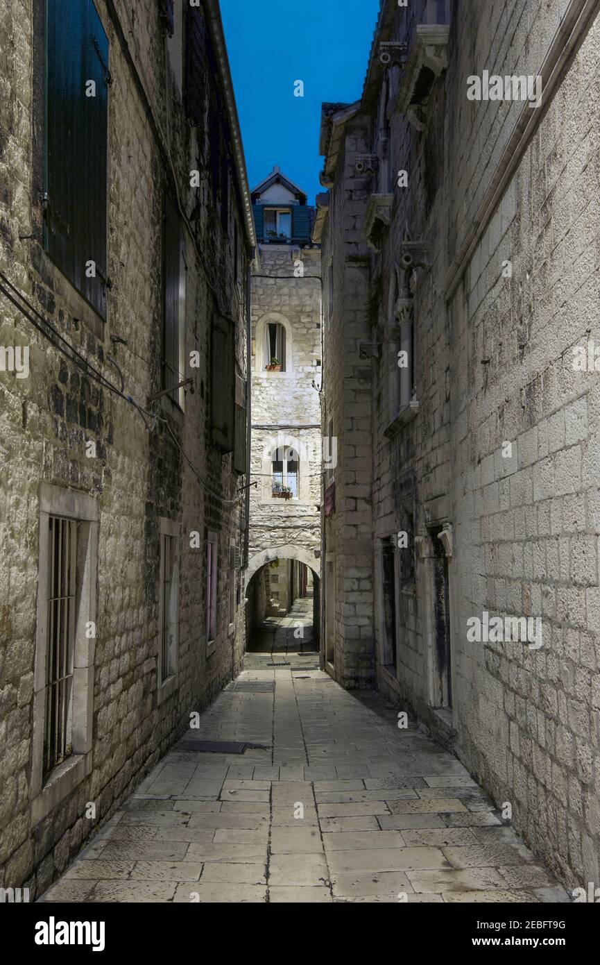 Split - Croate - Dalmatie - 24 août 2018: Split, Croatie - rue avec maisons traditionnelles en pierre, construit au XVIIe siècle, comme lieu de tournage Banque D'Images