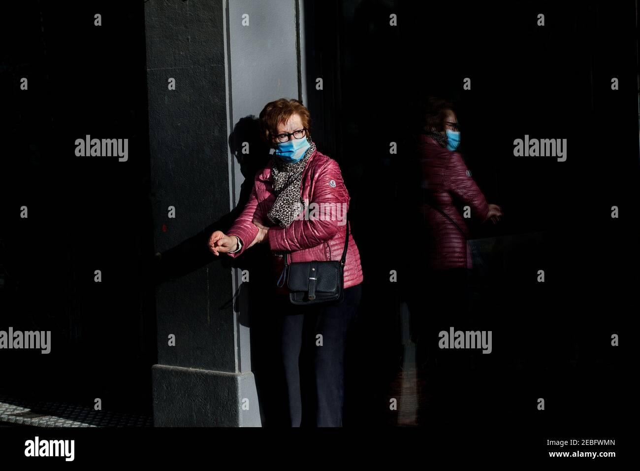 Femme attendant le bus, Barcelone, Espagne. Banque D'Images