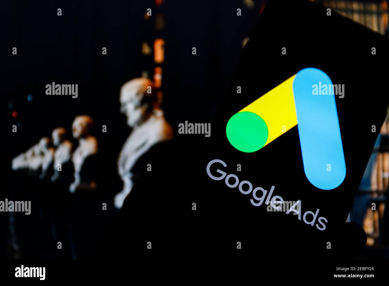 Sur cette photo, l'illustration a vu le logo Google annonces affichées sur un smartphone. Banque D'Images