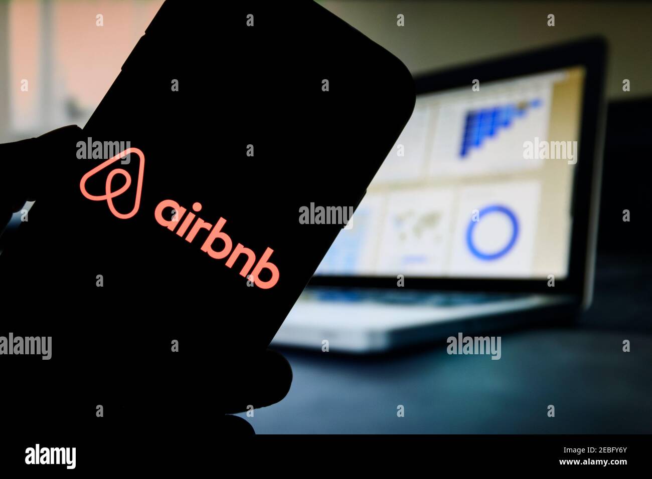 Sur cette photo, un logo d'application Airbnb apparaît sur un smartphone. Banque D'Images