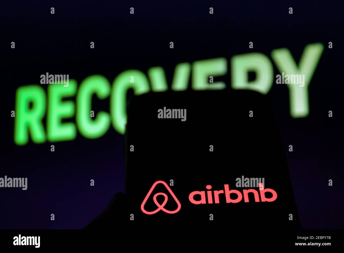 Sur cette photo, un logo d'application Airbnb apparaît sur un smartphone. Banque D'Images
