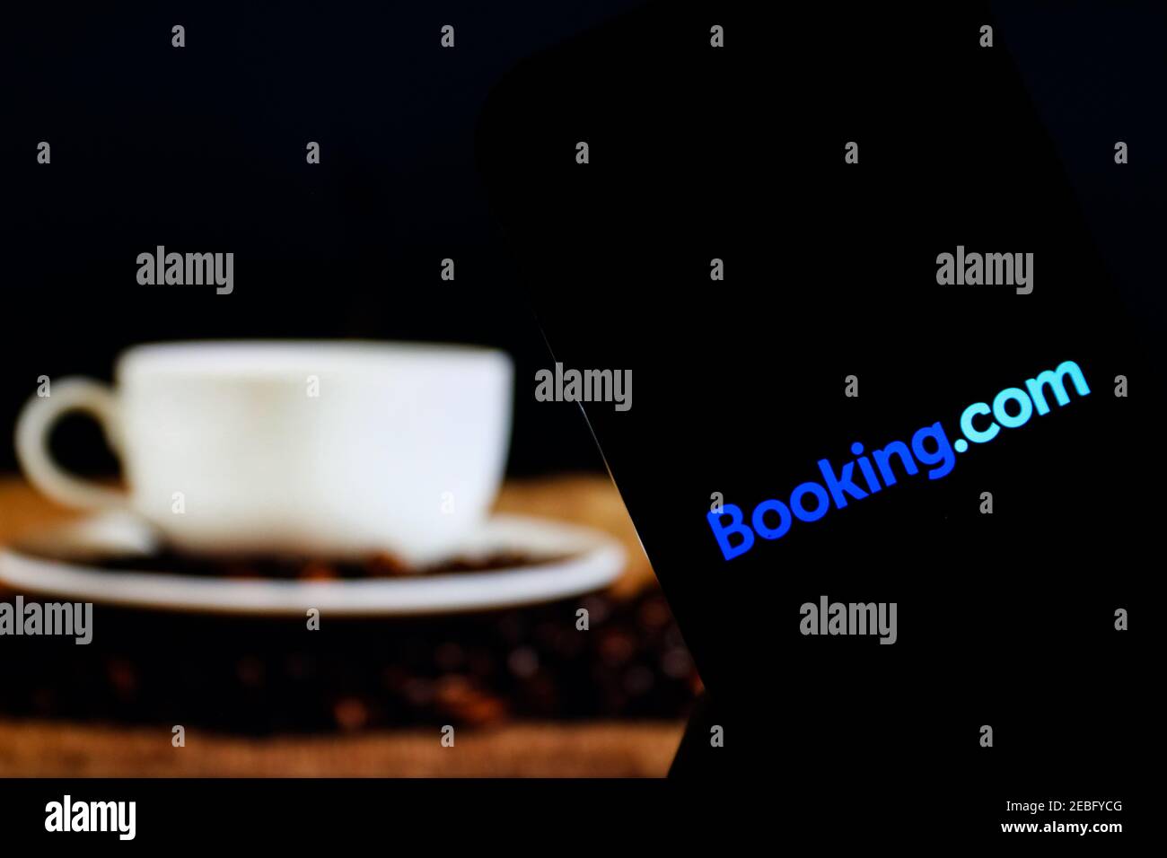Sur cette photo, le logo de l'application Booking.com s'affiche sur un smartphone. Banque D'Images