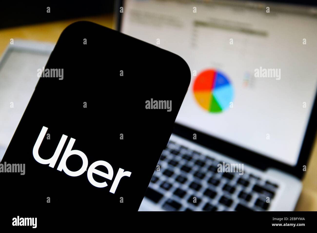 Sur cette photo, le logo de l'application Uber apparaît sur un smartphone. Banque D'Images