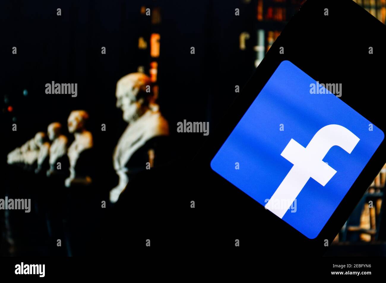 Sur cette photo, un logo d'application de réseaux sociaux Facebook s'affiche sur un smartphone. Banque D'Images