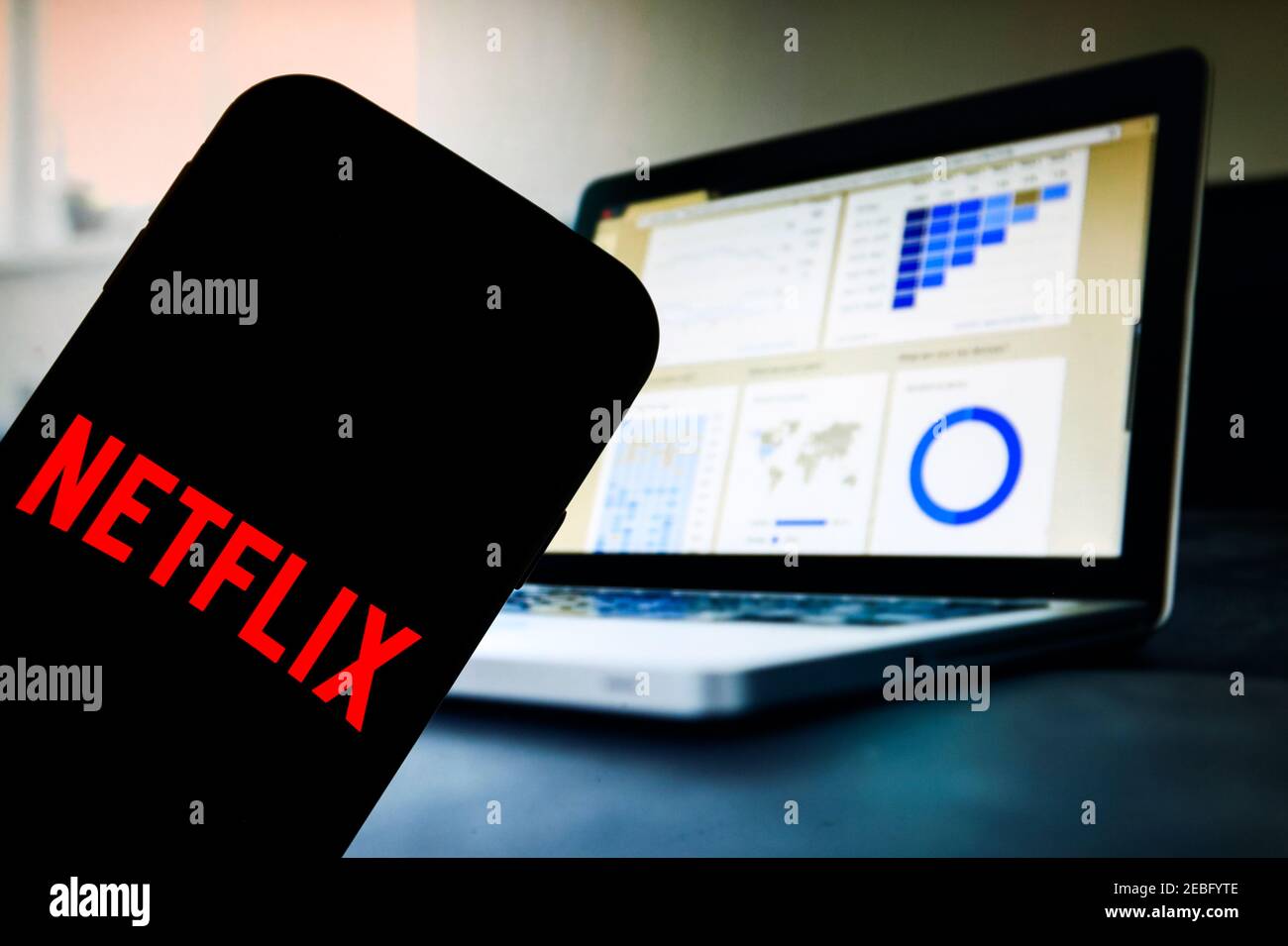 Sur cette photo, un logo d'application Netflix en ligne apparaît sur un smartphone. Banque D'Images