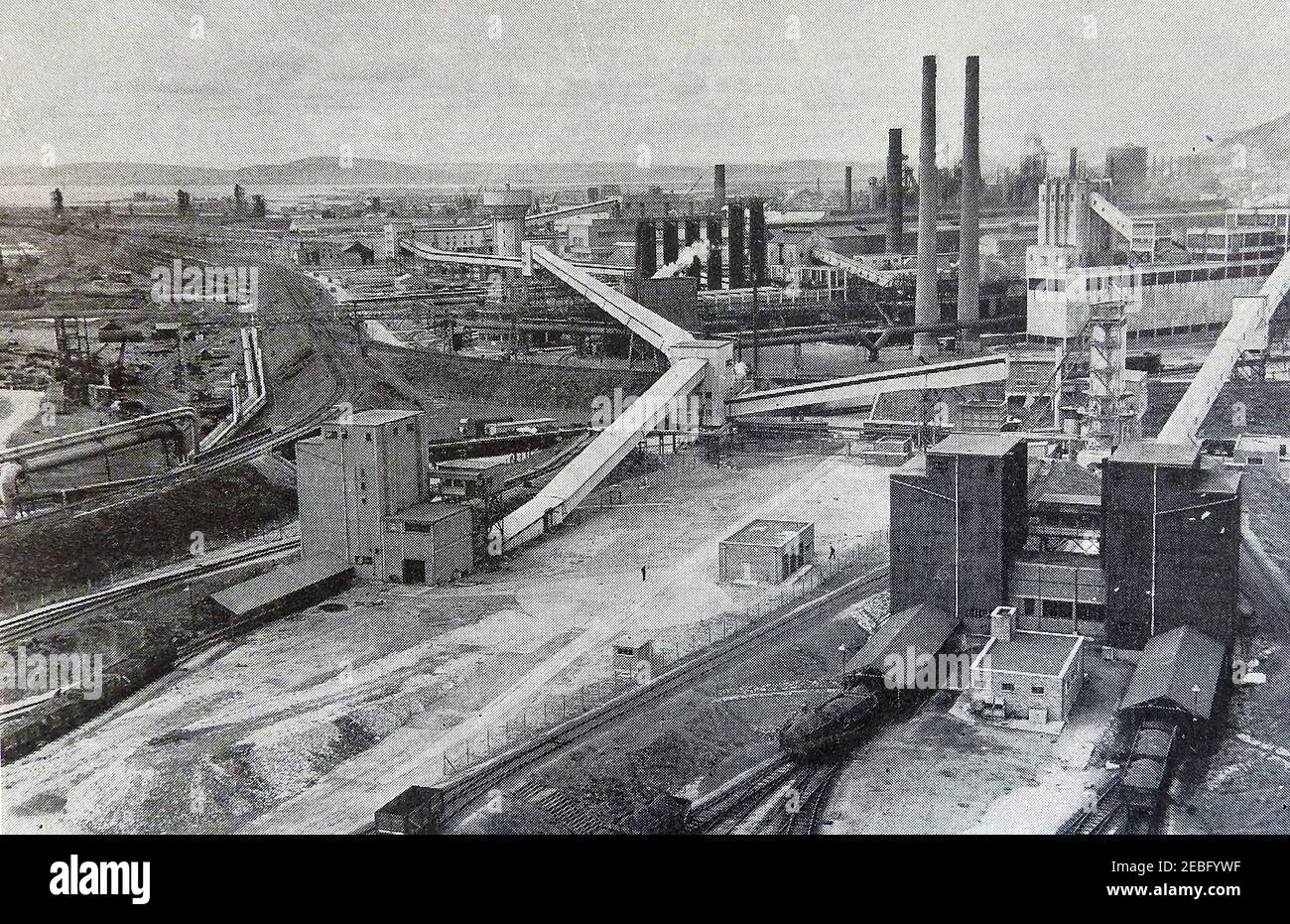 Une photographie de presse ancienne de l'Abbey Steel Works à Port Talbot, pays de Galles, Royaume-Uni. (Blast fournit des meubles en arrière-plan). L'abbaye de Steelworks a été prévue en 1947 . Il a été ouvert en 1951 et a été entièrement opérationnel en 1953. Plusieurs fabricants d'acier du sud du pays de Galles ont combiné des ressources pour former la Steel Company of Wales sur un site qui appartenait alors à Guest, Keen et Baldwins. Elle a ensuite été nationalisée et absorbée par la British Steel Corporation, devenant plus tard encore Corus puis Tata. Au moment du pic d'emploi dans les années 1960, Abbey Works était le plus grand aciérie d'Europe Banque D'Images