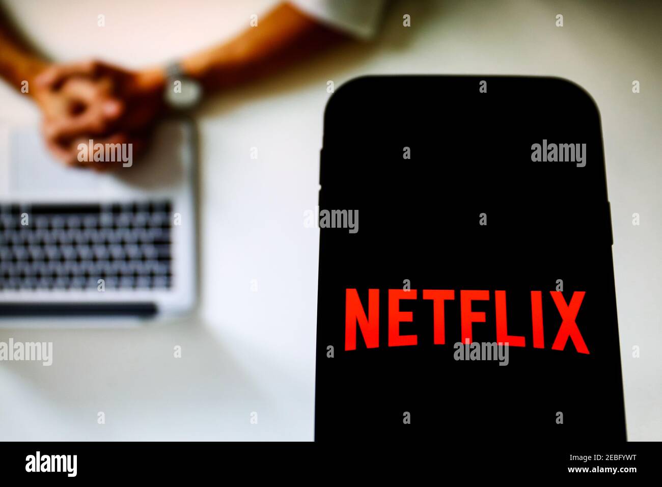 Sur cette photo, un logo d'application Netflix en ligne apparaît sur un smartphone. Banque D'Images