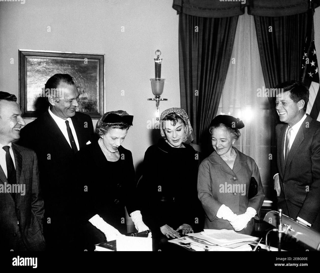 Visite des membres de la Société de répertoire américain de la Guilde des théâtres (Leif Erickson, June Havoc, Helen Hayes, Helen Menken, Saxton Bradford, Philip Coombs, Robert Dowling, Lawrence Langner), 12:15. Le président John F. Kennedy rencontre des représentants de la Theatre Guild American Repertory Company. Les membres de la compagnie ont visité le Président avant de se lancer dans une tournée de dix-sept nations en Europe et au Moyen-Orient dans le cadre d'un programme culturel du Département d'État. (G-D) Secrétaire d'État adjoint à l'éducation et aux affaires culturelles Philip H. Coombs; acteur Leif Erickson; actrice Helen Menken; actrice Banque D'Images