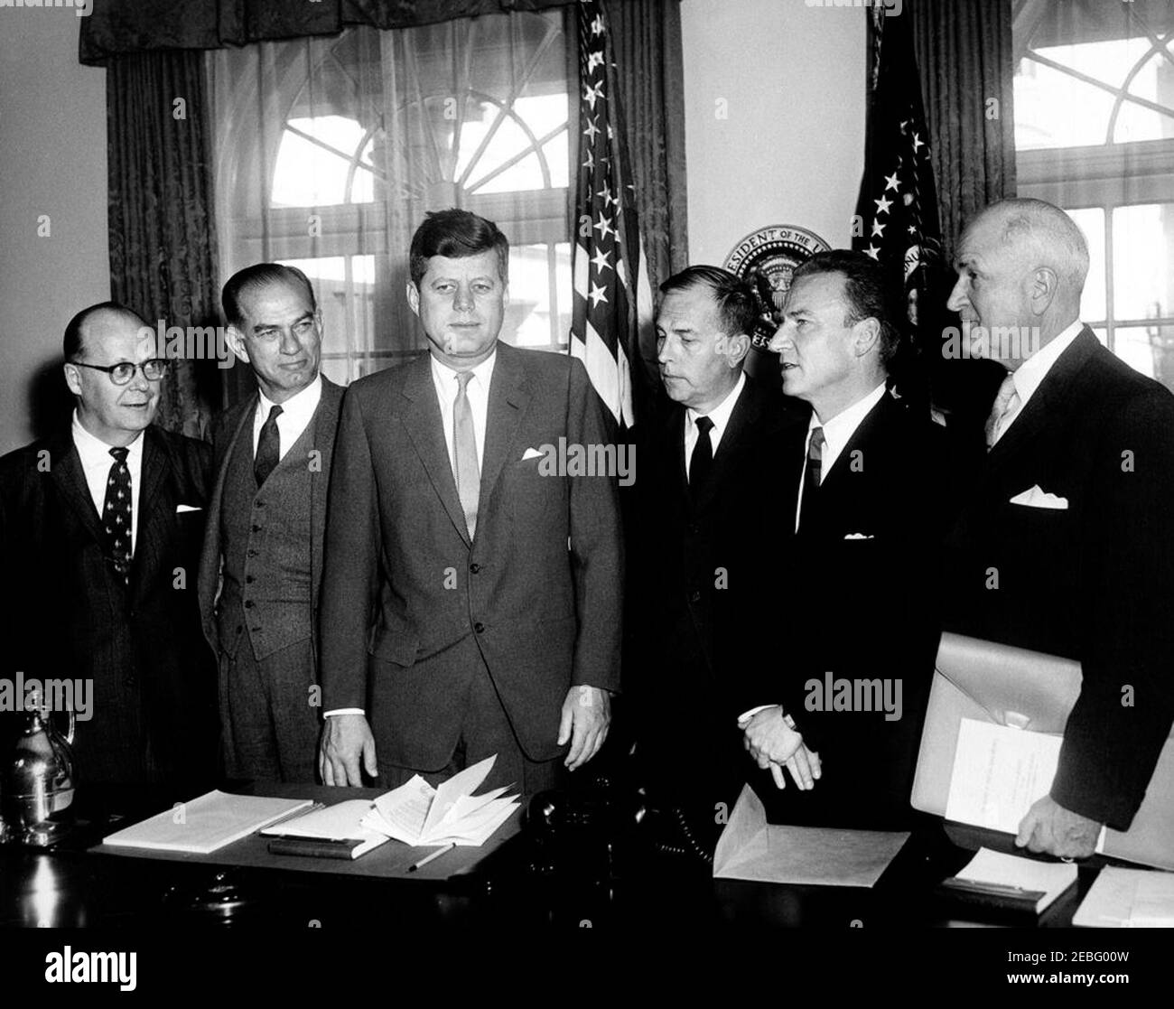 Réunion avec le Conseil des bourses d'études étrangères et la Commission consultative américaine sur l'échange éducatif, 14 h 50. Le Président John F. Kennedy rencontre le Conseil des bourses d'études étrangères et la Commission consultative des États-Unis sur l'échange éducatif dans la salle du Cabinet, à la Maison Blanche, à Washington, D.C. (L-R) le sénateur Karl E. Mundt du Dakota du Sud; le sénateur J. William Fulbright de l'Arkansas; le Président Kennedy; Président de la Commission consultative des États-Unis sur l'échange éducatif et chancelier de l'Université de Californie, Los Angeles Dr Franklin D. Murphy; secrétaire d'État adjoint à l'éducation an Banque D'Images