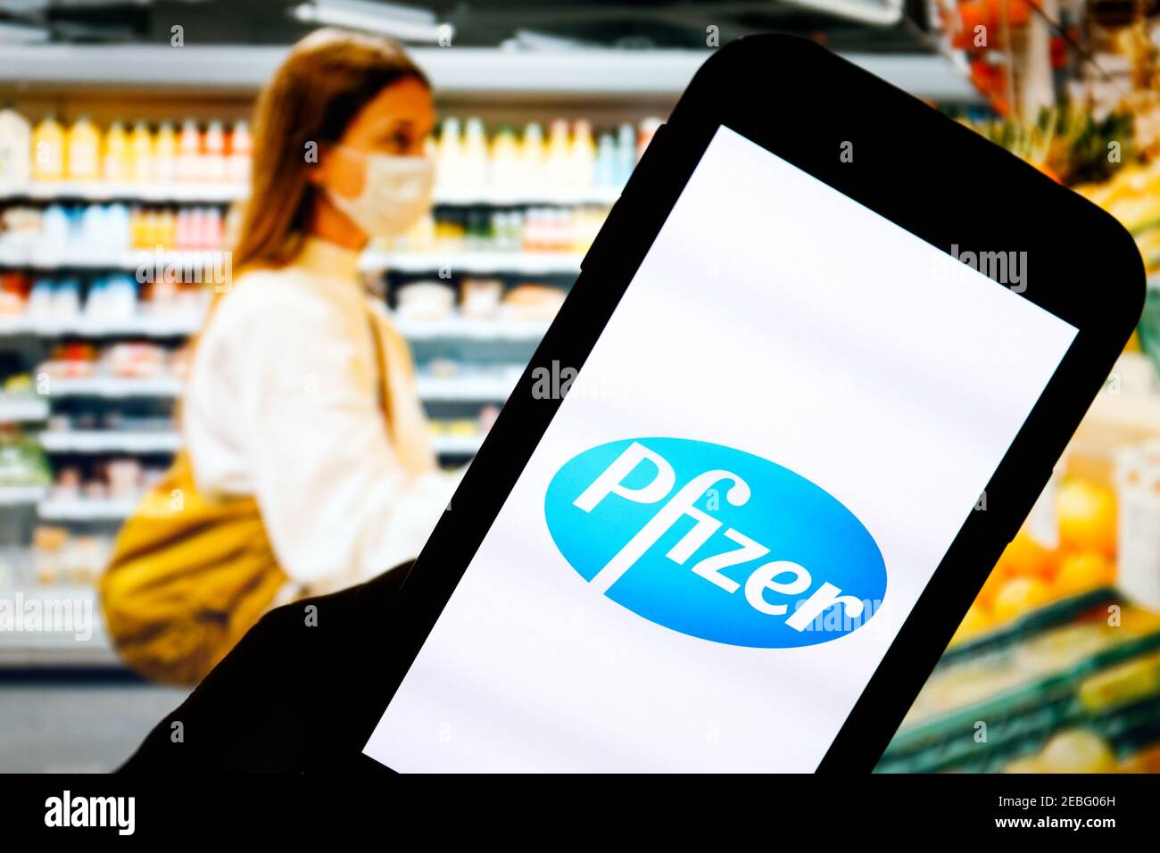 Sur cette photo, le logo d'une application de la société pharmaceutique Pfizer est affiché sur un smartphone. Banque D'Images