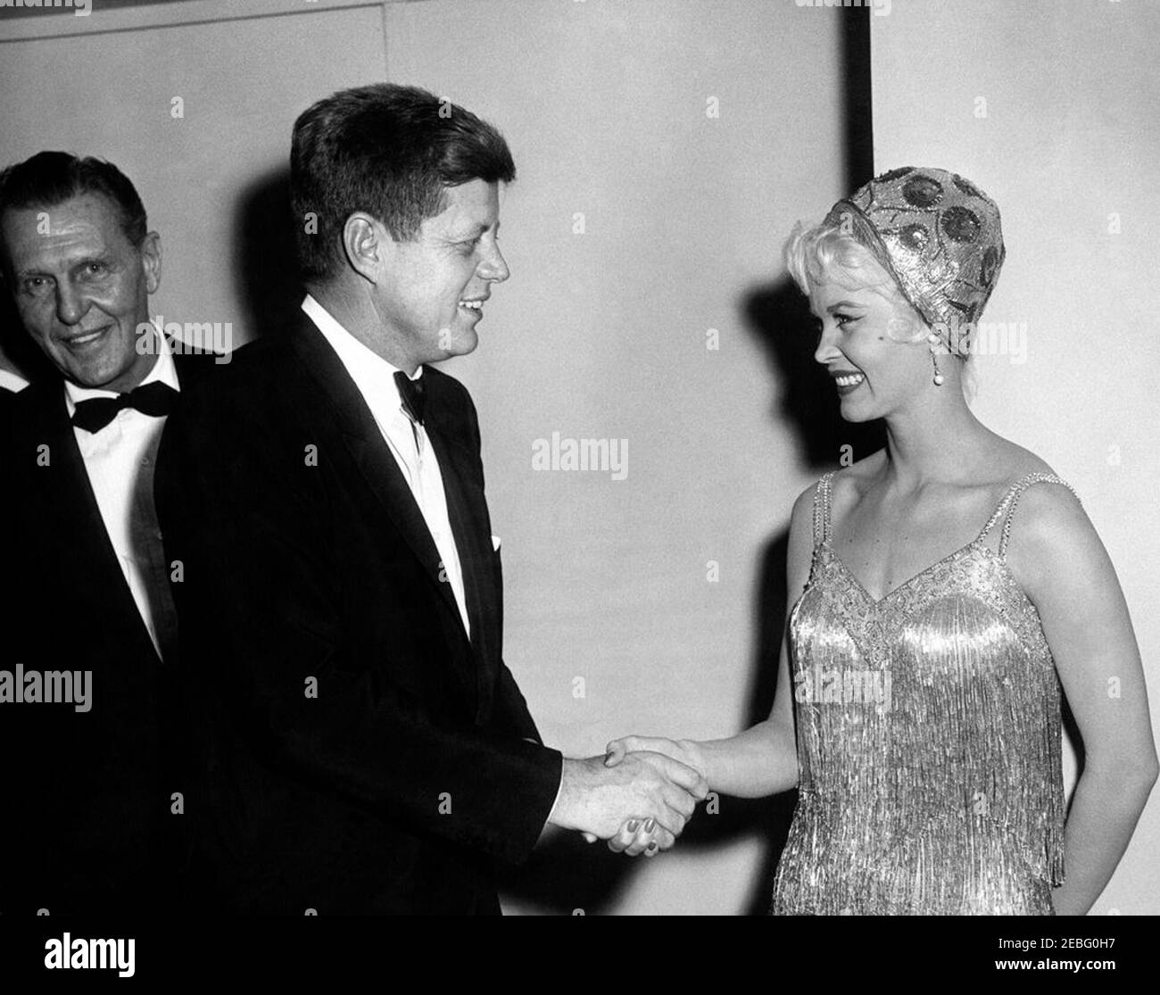 Dîner de l'Association des correspondants de la Maison Blanche, 7:30. Le président John F. Kennedy s'entretient avec les invités lors du dîner de l'Association de correspondance à la Maison Blanche au Sheraton Park Hotel, Washington, D.C. (L-R), l'acteur Ralph Bellamy; le président Kennedy; l'actrice Dorothy Provine. Banque D'Images