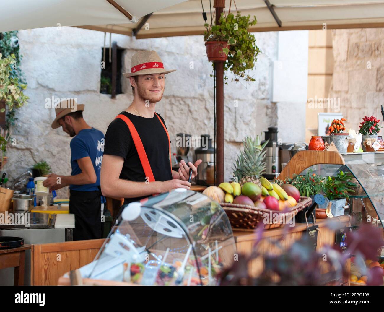 Split - Croatien - Dalmatie - 26 août 2019: Un grand vendeur de jus de cocktail extérieur situé juste à l'intérieur des vieux murs de la vieille ville. Banque D'Images