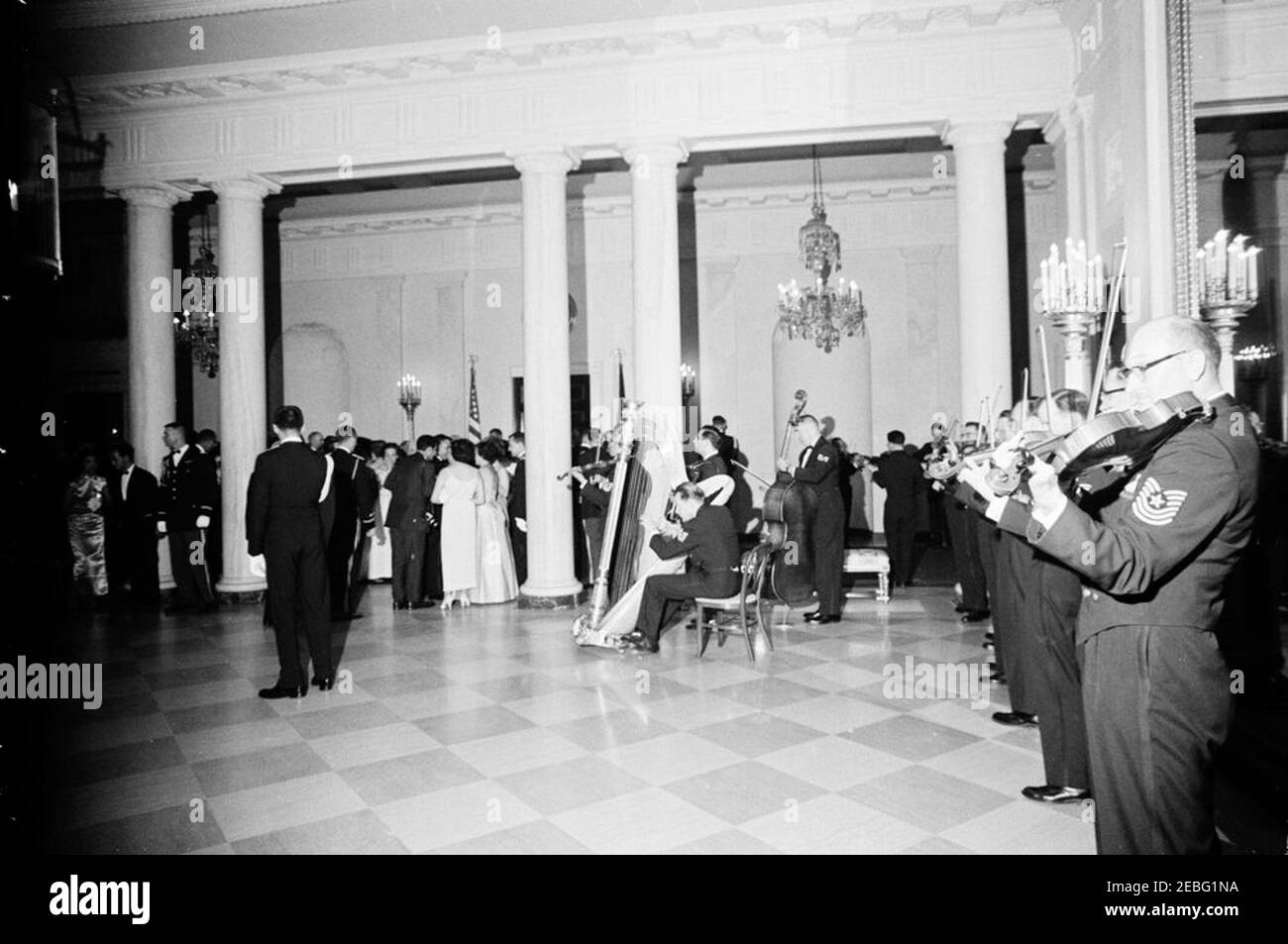 Dîner en l'honneur des lauréats du prix Nobel, 8:00. Les membres de l'armée de l'air des États-Unis se réunissent dans le hall d'entrée de la Maison Blanche, Washington, D.C., tandis que les invités se réunissent à Cross Hall lors d'un dîner en l'honneur des lauréats du prix Nobel de l'hémisphère occidental. Également en photo : physicien lauréat du prix Nobel de l'Institute for Advanced Study, Dr. Tsung-Dao (T. D.) Lee; Jeannette hui-Chun Chin Lee; et aide militaire au président, le général Chester V. Clifton. Banque D'Images