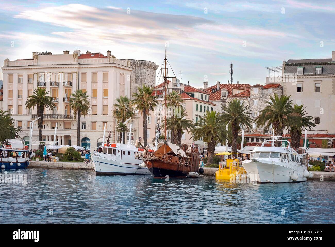 Split, Croatie, 26 août 2019: Ville de Split en Croatie, vue du port à la vieille ville par la mer Adriatique. Banque D'Images