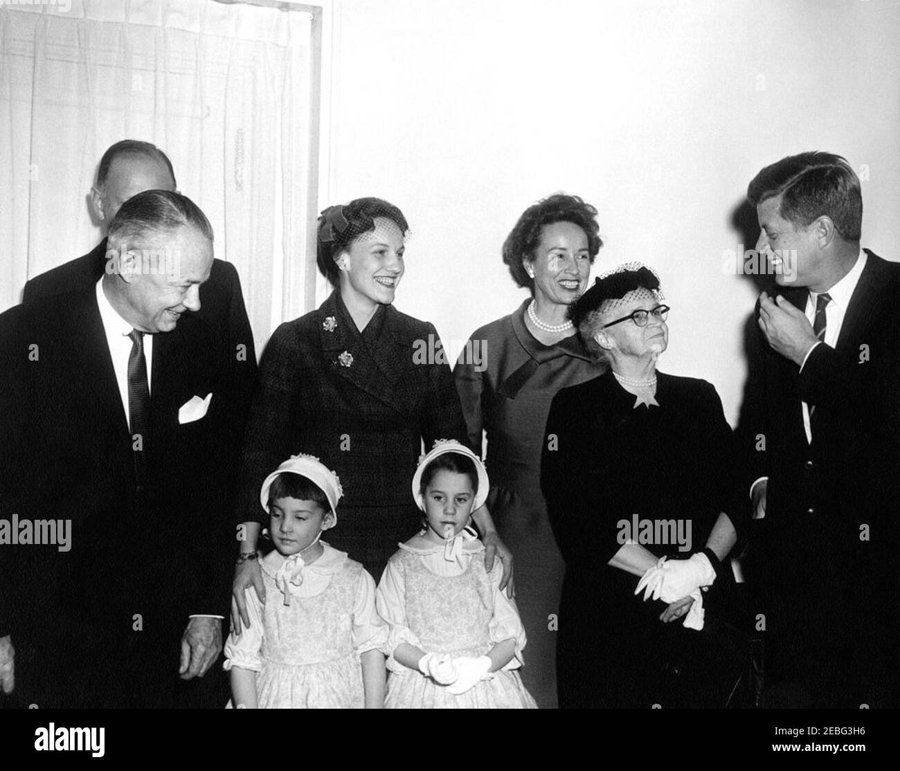 Cérémonie d'assermentation, Elizabeth Smith, trésorière des États-Unis, 4:15. Prestation de serment d'Elizabeth Rudel Smith à titre de trésorière des États-Unis, Cabinet Room, White House, Washington, D.C. (L-R) Thomas E. Rudel; secrétaire au Trésor C. Douglas Dillon (partiellement caché); Mme Robert W. Gunn; Elizabeth Smith; Mme Clarence M. Rudel; président John F. Kennedy; Elizabeth Jane Gunn; Shelley Elizabeth Gunn. Banque D'Images