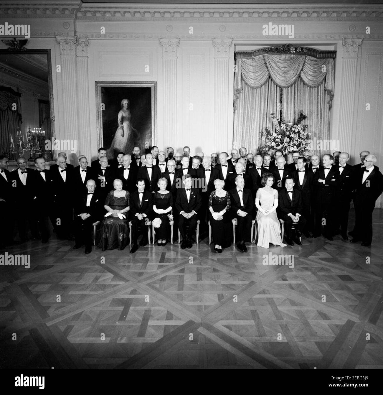 Dîner en l'honneur des lauréats du prix Nobel, 8:00. Le président John F. Kennedy et la première dame Jacqueline Kennedy posent avec les lauréats du prix Nobel de l'hémisphère occidental lors d'un dîner en leur honneur. Assis (de gauche à droite): Georg von Bu00e9ku00e9sy, de l'Université Harvard; auteur, Pearl S. Buck; Dr. Rudolf L. Mu00f6ssbauer, de l'Institut de technologie de Californie; écrivain, Mary Welsh Hemingway; Président Kennedy; Katherine Tupper Marshall; Dr. Melvin Calvin, de l'Université de Californie, Berkeley; Mme Kennedy; Dr. Robert Hofstadter, de l'Université de Stanford. Également en photo : sous-secrétaire des Nations Unies Banque D'Images