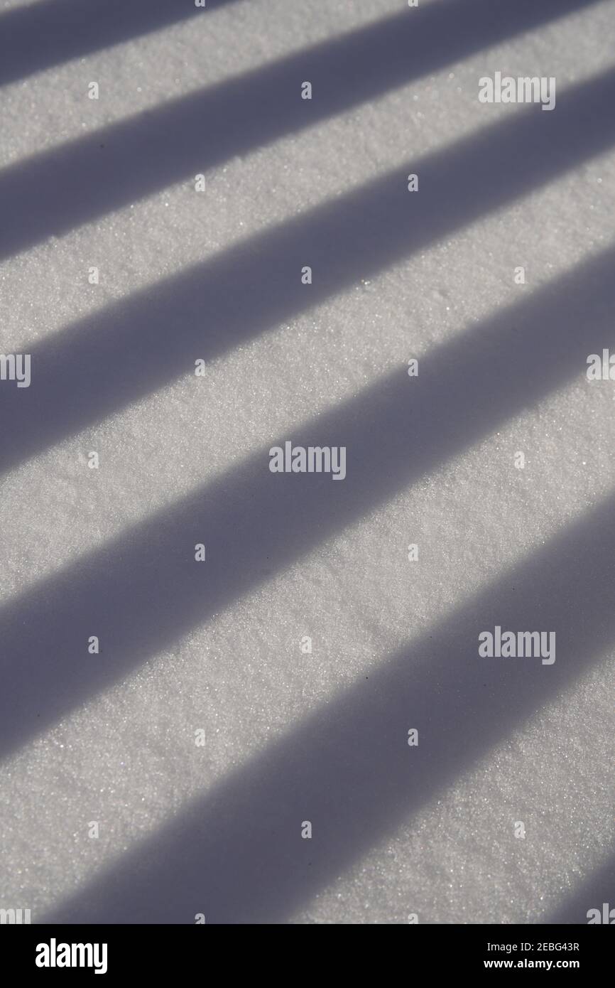 la photographie abstraite avec la ligne d'ombre du balcon snowdrift Banque D'Images