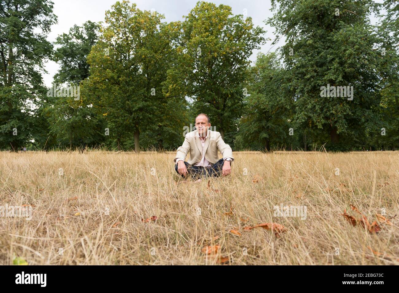 Tim Parks, auteur, traducteur et essayiste, dont le nouveau livre est « Apprenez-nous à s'asseoir encore, UNE recherche sceptique pour la santé et la guérison ». Photographié à Kensington Gardens, Londres, Royaume-Uni. 4 août 2010 Banque D'Images
