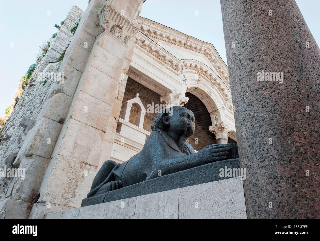 Split - Croate, 25 août 2018: Un sphinx égyptien regarde la cathédrale du palais de Dioclétien. Il avait 2000 ans au début de la construction Banque D'Images