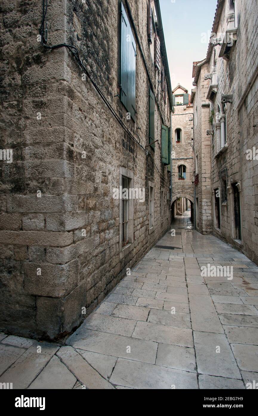 Split - Croate, 25 août 2018: Split, Croatie - rue avec maisons traditionnelles en pierre, construit au XVIIe siècle, comme lieu de tournage de la télévision Banque D'Images
