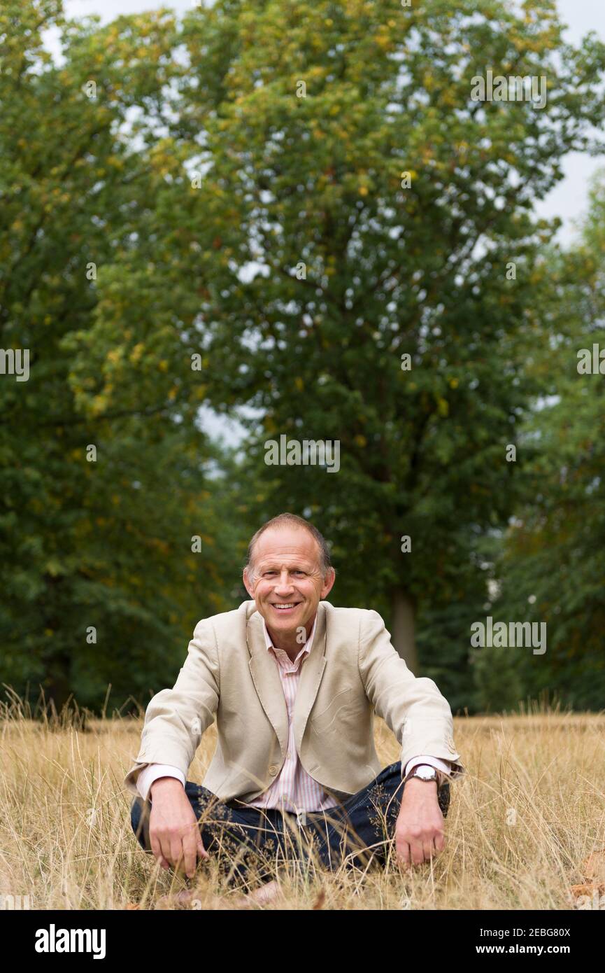 Tim Parks, auteur, traducteur et essayiste, dont le nouveau livre est « Apprenez-nous à s'asseoir encore, UNE recherche sceptique pour la santé et la guérison ». Photographié à Kensington Gardens, Londres, Royaume-Uni. 4 août 2010 Banque D'Images