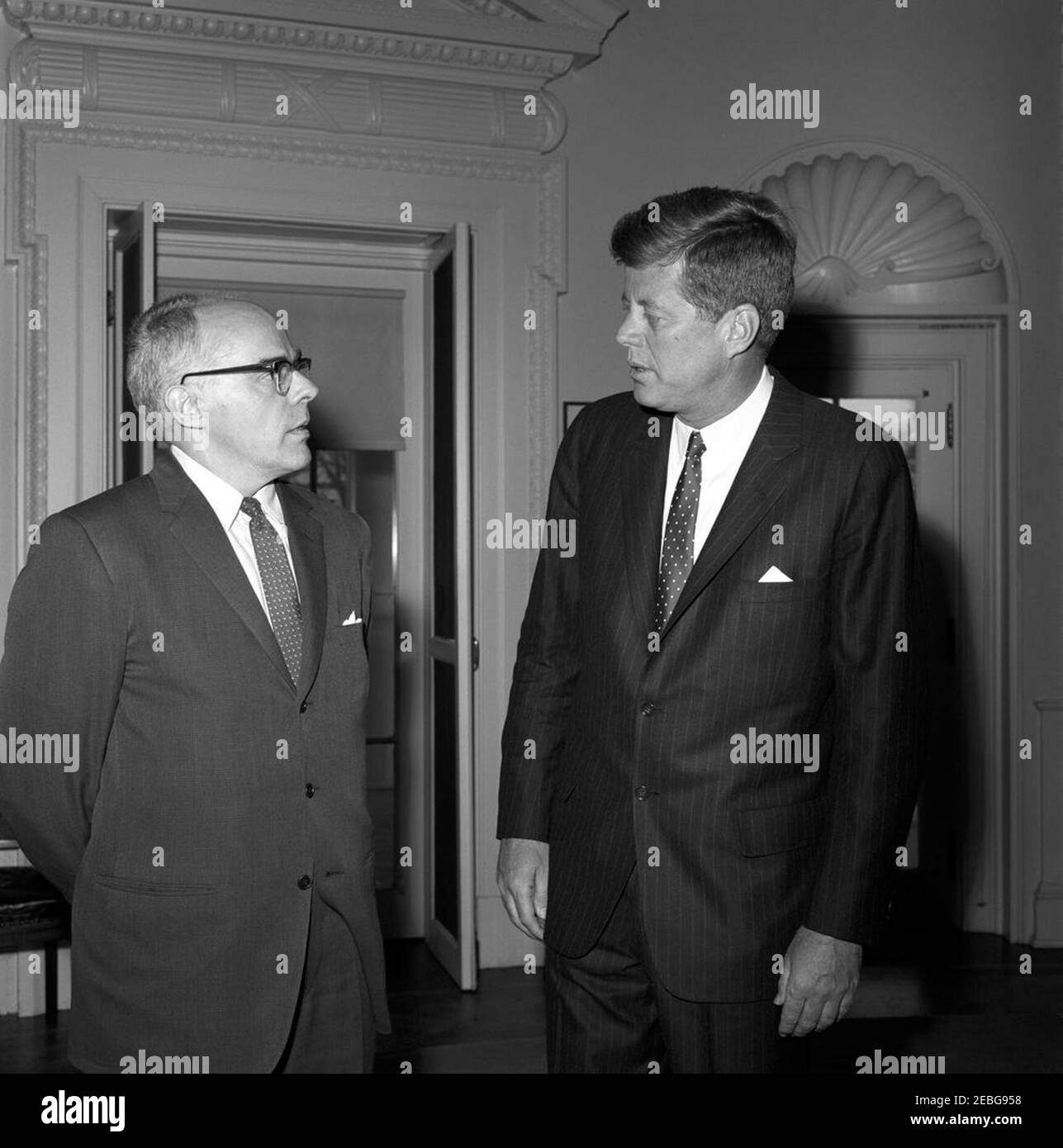 Le président Kennedy avec un visiteur non identifié dans le Bureau ovale. Le président John F. Kennedy se tient avec un invité non identifié (à gauche) dans le Bureau ovale. White House, Washington, D.C. Banque D'Images Le président Kennedy avec un visiteur non identifié dans le Bureau ovale. Le président John F. Kennedy se tient avec un invité non identifié (à gauche) dans le Bureau ovale. White House, Washington, D.C. Banque D'Images