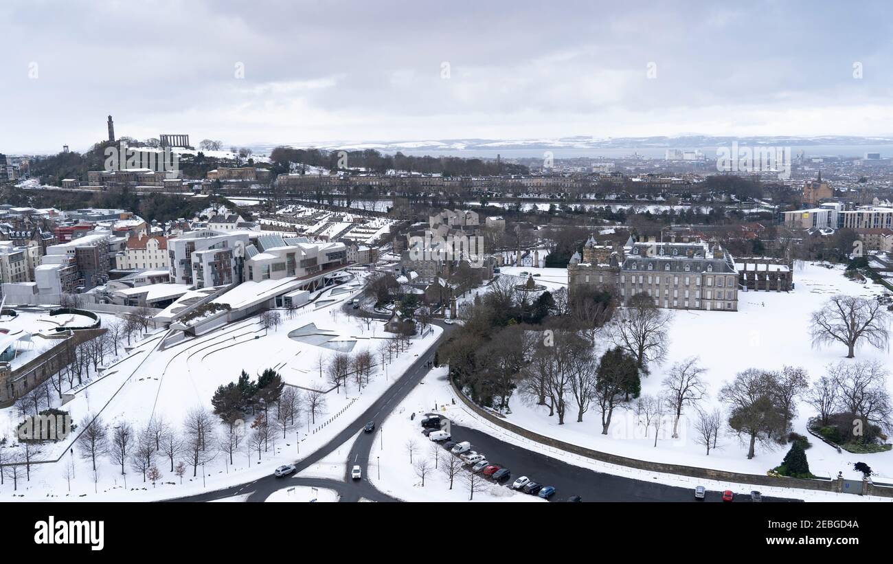 Vue d'hiver du Parlement écossais et du palais de Holyroodhouse à Holyrood dans la neige, Édimbourg, Écosse, Royaume-Uni Banque D'Images