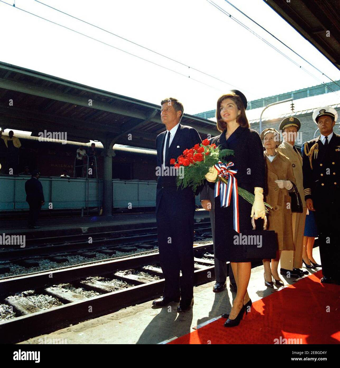 Cérémonie d'arrivée pour Haile Selassie I, empereur d'Éthiopie, 12:00. Le Président John F. Kennedy et la première Dame Jacqueline Kennedy se préparent à saluer l'empereur d'Éthiopie, Haile Selassie I, à son arrivée en train à Union Station, Washington, D.C., debout à droite (R-L): L'aide navale au Président, le capitaine Tazewell Shepard; Chef d'état-major de l'armée des États-Unis, le général Earle G. Wheeler; Betty Wheeler. [Empreinte dans la partie inférieure droite du négatif.] Banque D'Images