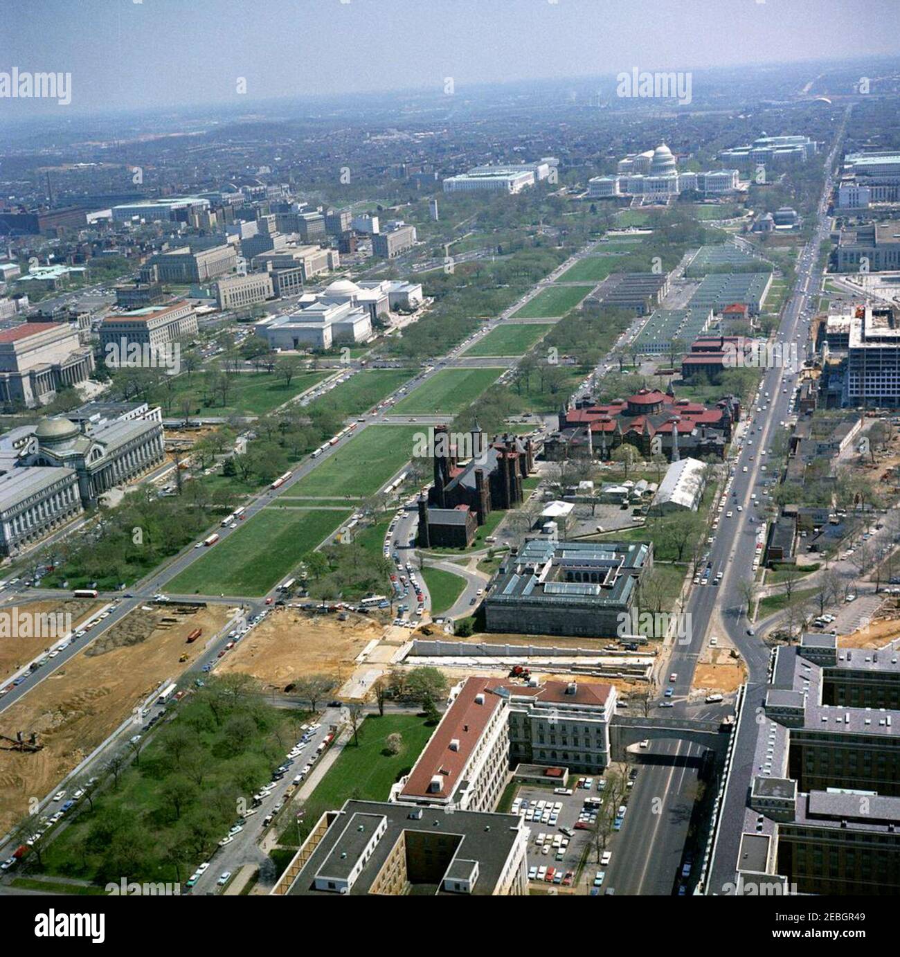 Vues aériennes de Washington, D.C., u0026 environs. Vue aérienne du National Mall à Washington, D.C., avec le Smithsonian Institutionu2019s Arts and Industries et les bâtiments du château au centre à droite, et le Musée national d'histoire naturelle, les Archives nationales, la National Gallery of Art, et le Triangle fédéral à gauche. Les bâtiments du Capitole des États-Unis, de la Cour suprême des États-Unis et de la Bibliothèque du Congrès Thomas Jefferson sont visibles en haut à droite. Banque D'Images
