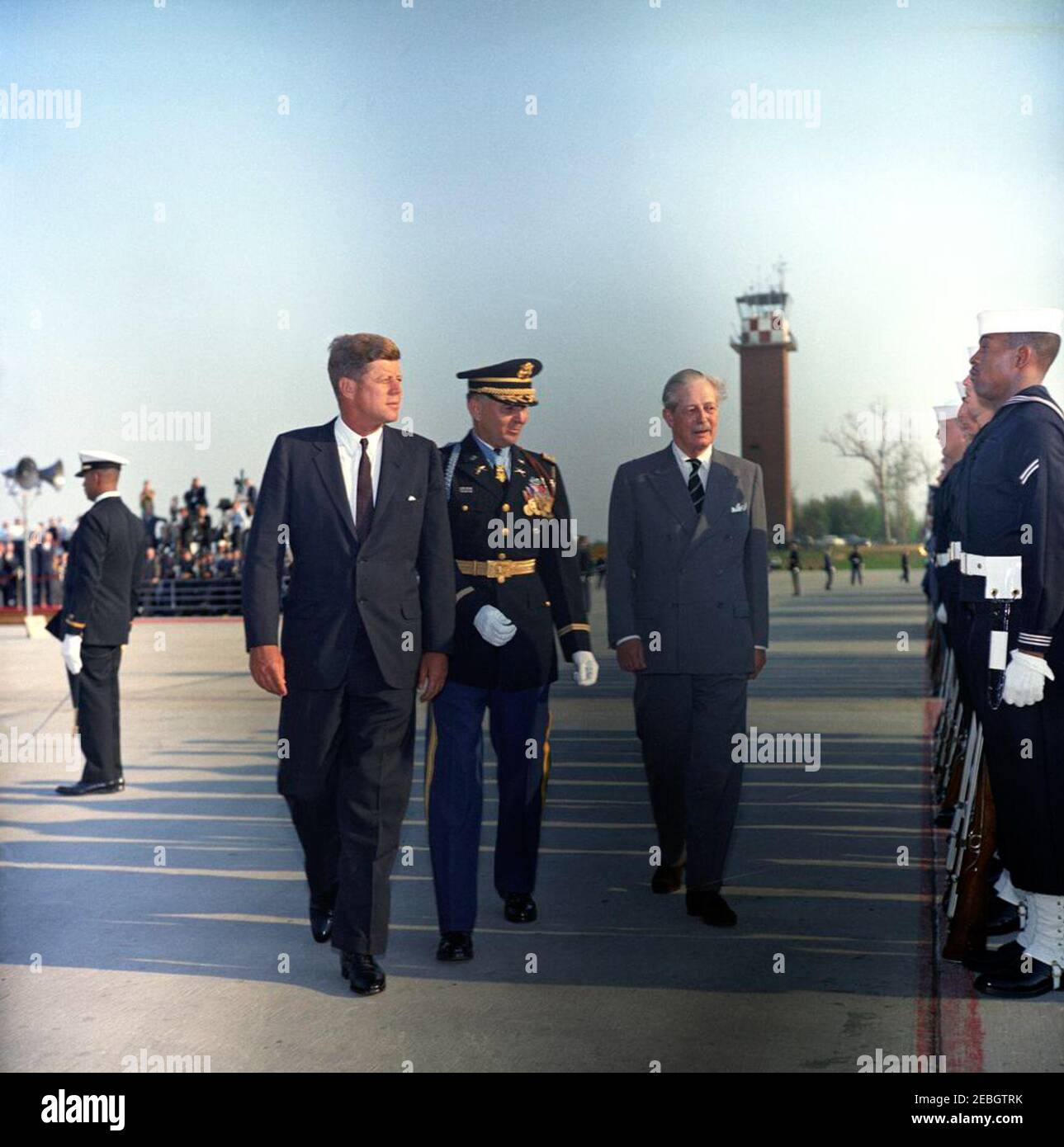 Cérémonies d'arrivée pour Harold Macmillan, Premier ministre de Grande-Bretagne, 4 h 50. Le commandant des troupes, le lieutenant-colonel Charles P. Murray, Jr. (Au centre), escorte le président John F. Kennedy et le premier ministre de Grande-Bretagne, Harold Macmillan, devant la Garde d'honneur de la Marine des États-Unis lors des cérémonies d'arrivée du premier ministre Macmillan. Andrews Air Force base, Maryland. Banque D'Images