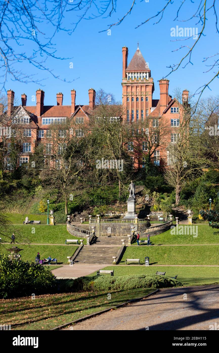 Avenham Park, Preston montrant l'ancien Park Hotel surplombant les marches et la statue d'Edward Stanley. Banque D'Images