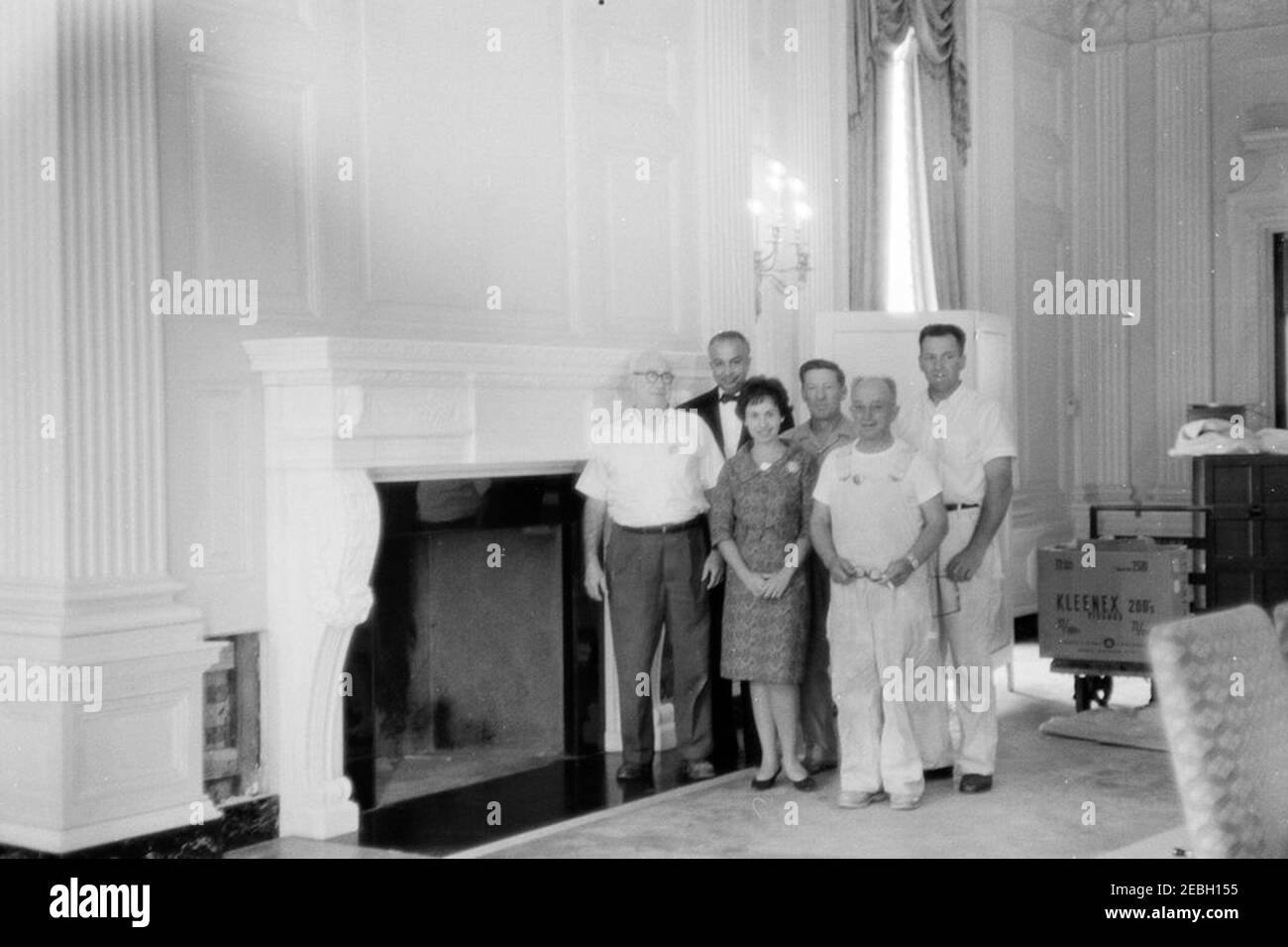 Installation du mantel State Dining Room, photos de progrès. Lorraine Waxman Pearce, conservatrice de la Maison Blanche, se tient avec des travailleurs non identifiés et un membre non identifié du personnel de la Maison Blanche à côté d'un nouveau manteau dans la salle à manger de l'État. Le mantel a été un cadeau de la firme d'architecture Steinmann, Caïn u0026 White et du Marble Industry Board de New York. Parmi les travailleurs présents, on peut citer : Malcolm Cohen et John J. Powers, du Marble Industry Board de New York; les coupeurs de pierre, Guido Ratti et Alex Salvioli. White House, Washington D.C. Banque D'Images