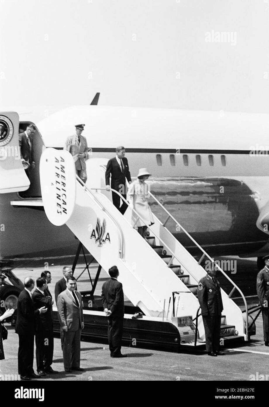 Voyage au Mexique : cérémonies d'arrivée, aéroport international de Mexico, Mexico, Mexique, 11:00. Le président John F. Kennedy et la première dame Jacqueline Kennedy descendent les escaliers de la Force aérienne One à leur arrivée à Mexico. L'aide militaire au Président, le général Chester V. Clifton, suit derrière le Président et la première Dame. Également en photo : Angier Biddle Duke, chef du protocole des États-Unis, Kenneth P. Ou0027Donnell, adjoint spécial du président Kennedy, Pierre Salinger, secrétaire de presse de la Maison Blanche. Aéroport international Benito Juu00e1rez, Mexico, Mexique. Banque D'Images