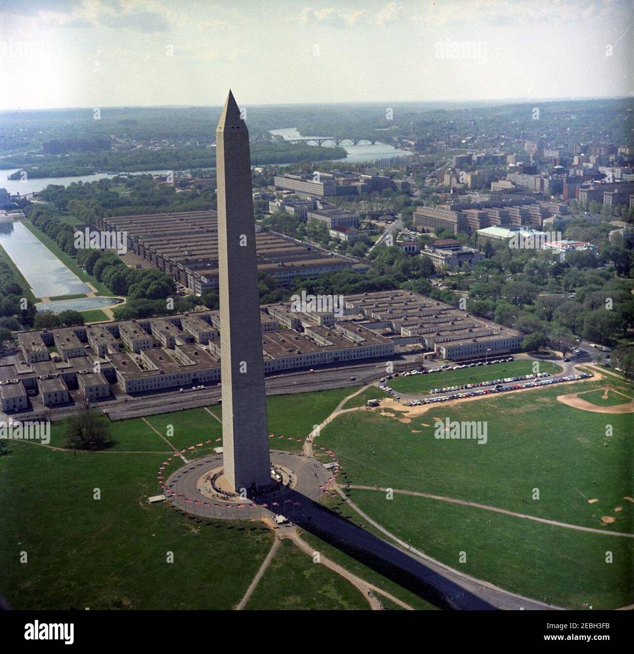 Vues aériennes de Washington, D.C.. Vue aérienne du Washington Monument sur le National Mall de Washington, D.C. visible en arrière-plan sont le Reflecting Pool, le Lincoln Memorial (le bord gauche de l'image), et le Potomac River. Banque D'Images