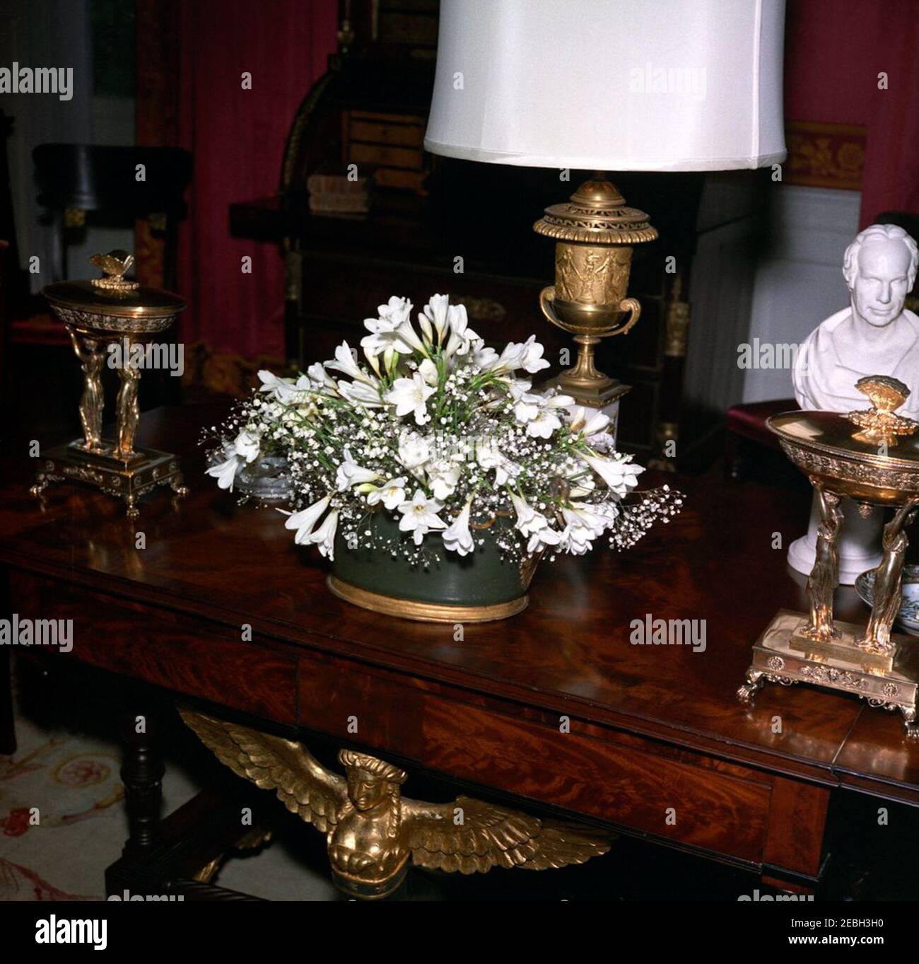 Déjeuner en l'honneur d'Einar Gerhardsen, Premier ministre de Norvège, 13:00. Vue d'un arrangement de fleurs dans la salle rouge de la Maison Blanche, Washington, D.C., mis en place pour un déjeuner en l'honneur du Premier Ministre de Norvège, Einar Gerhardsen, et de sa femme, la première Dame Werna Gerhardsen. Banque D'Images