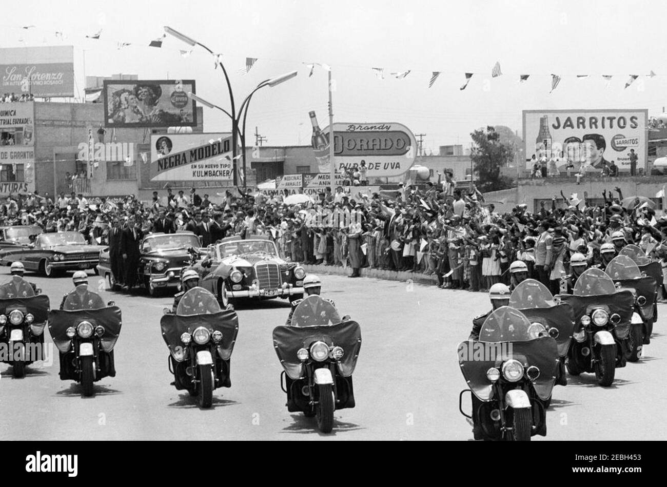 Voyage au Mexique : convoi avec le Président Kennedy, la première Dame Jacqueline Kennedy (JBK), le Président du Mexique Adolfo Lu00f3pez Mateos et la femme Eva Mateos, 11:45. Le président John F. Kennedy passe d'un cabriolet pendant le cortège à Los Pinos, la résidence officielle du président du Mexique, après son arrivée au Mexique, avec la première dame Jacqueline Kennedyu0027s. Le président du Mexique, Adolfo Lu00f3pez Mateos (caché), est assis dans la voiture avec le président Kennedy. Également en photo : agents du service secret de la Maison Blanche, Gerald A. u0022Jerryu0022 Behn, Lubert u201cBertu201d de Freese, Mike Mastrov Banque D'Images Voyage au Mexique : convoi avec le Président Kennedy, la première Dame Jacqueline Kennedy (JBK), le Président du Mexique Adolfo Lu00f3pez Mateos et la femme Eva Mateos, 11:45. Le président John F. Kennedy passe d'un cabriolet pendant le cortège à Los Pinos, la résidence officielle du président du Mexique, après son arrivée au Mexique, avec la première dame Jacqueline Kennedyu0027s. Le président du Mexique, Adolfo Lu00f3pez Mateos (caché), est assis dans la voiture avec le président Kennedy. Également en photo : agents du service secret de la Maison Blanche, Gerald A. u0022Jerryu0022 Behn, Lubert u201cBertu201d de Freese, Mike Mastrov Banque D'Images