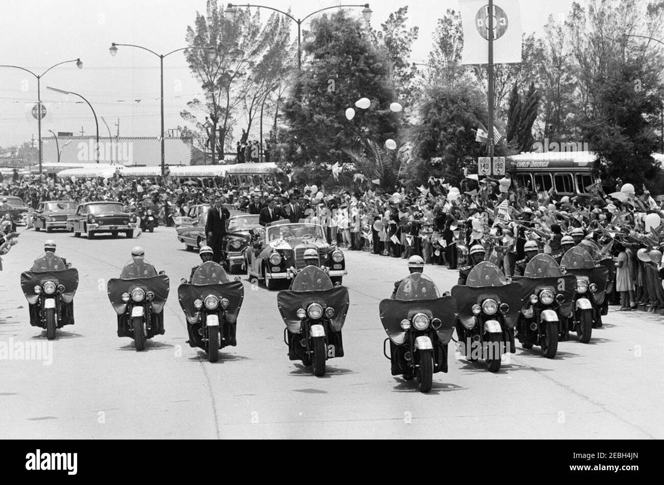 Voyage au Mexique : convoi avec le Président Kennedy, la première Dame Jacqueline Kennedy (JBK), le Président du Mexique Adolfo Lu00f3pez Mateos et la femme Eva Mateos, 11:45. Le président John F. Kennedy passe d'un cabriolet pendant le cortège à Los Pinos, la résidence officielle du président du Mexique, après son arrivée au Mexique, avec la première dame Jacqueline Kennedyu0027s. Le président du Mexique, Adolfo Lu00f3pez Mateos (caché), est assis dans la voiture avec le président Kennedy. Également en photo : agents du service secret de la Maison Blanche, Gerald A. u0022Jerryu0022 Behn, Lubert u201cBertu201d de Freese, Mike Mastrov Banque D'Images Voyage au Mexique : convoi avec le Président Kennedy, la première Dame Jacqueline Kennedy (JBK), le Président du Mexique Adolfo Lu00f3pez Mateos et la femme Eva Mateos, 11:45. Le président John F. Kennedy passe d'un cabriolet pendant le cortège à Los Pinos, la résidence officielle du président du Mexique, après son arrivée au Mexique, avec la première dame Jacqueline Kennedyu0027s. Le président du Mexique, Adolfo Lu00f3pez Mateos (caché), est assis dans la voiture avec le président Kennedy. Également en photo : agents du service secret de la Maison Blanche, Gerald A. u0022Jerryu0022 Behn, Lubert u201cBertu201d de Freese, Mike Mastrov Banque D'Images