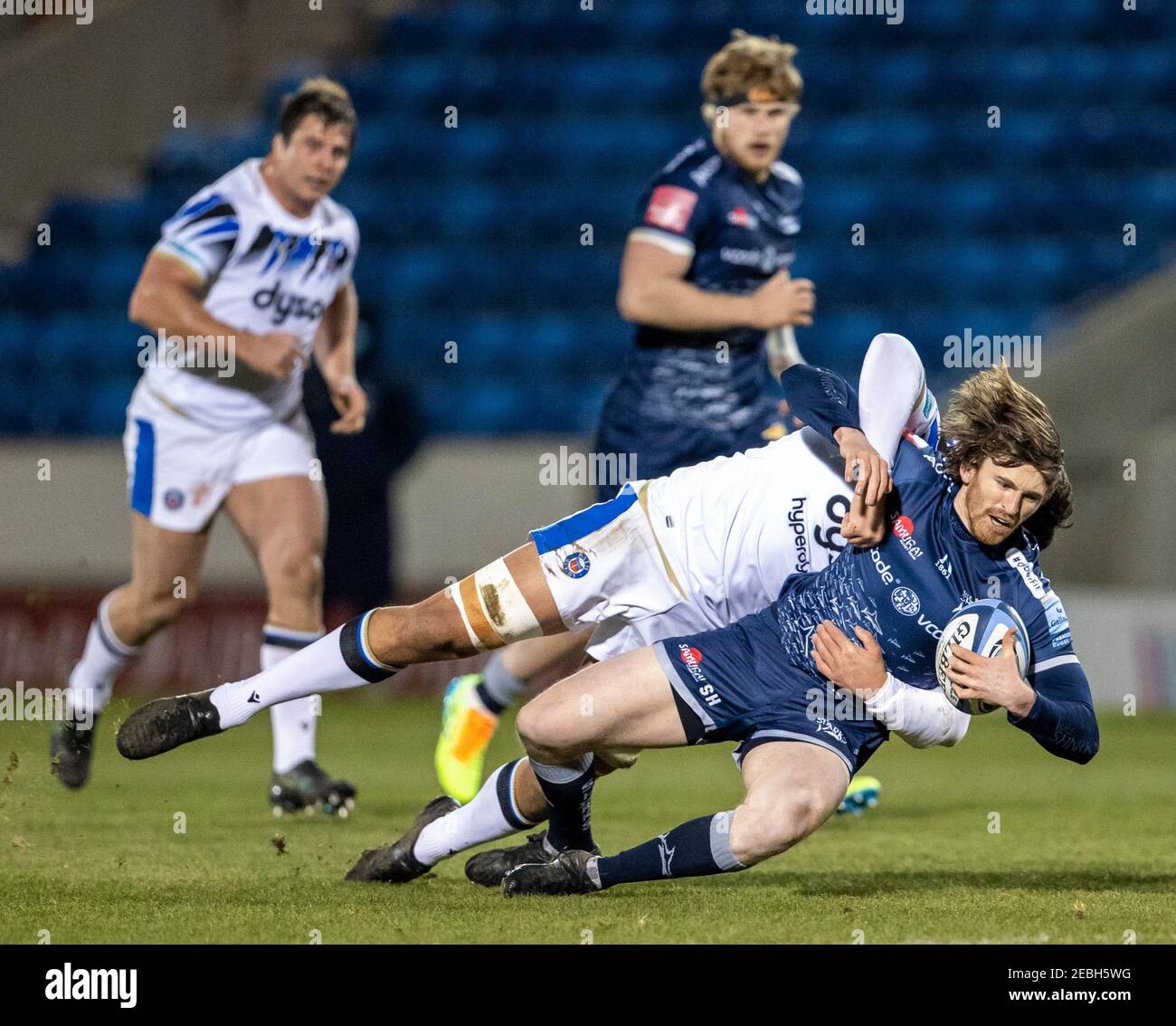 12 février 2021; AJ Bell Stadium, Salford, Lancashire, Angleterre; Rugby anglais de Premiership, sale Sharks versus Bath; Simon Hammersley de sale Sharks est abordé Banque D'Images