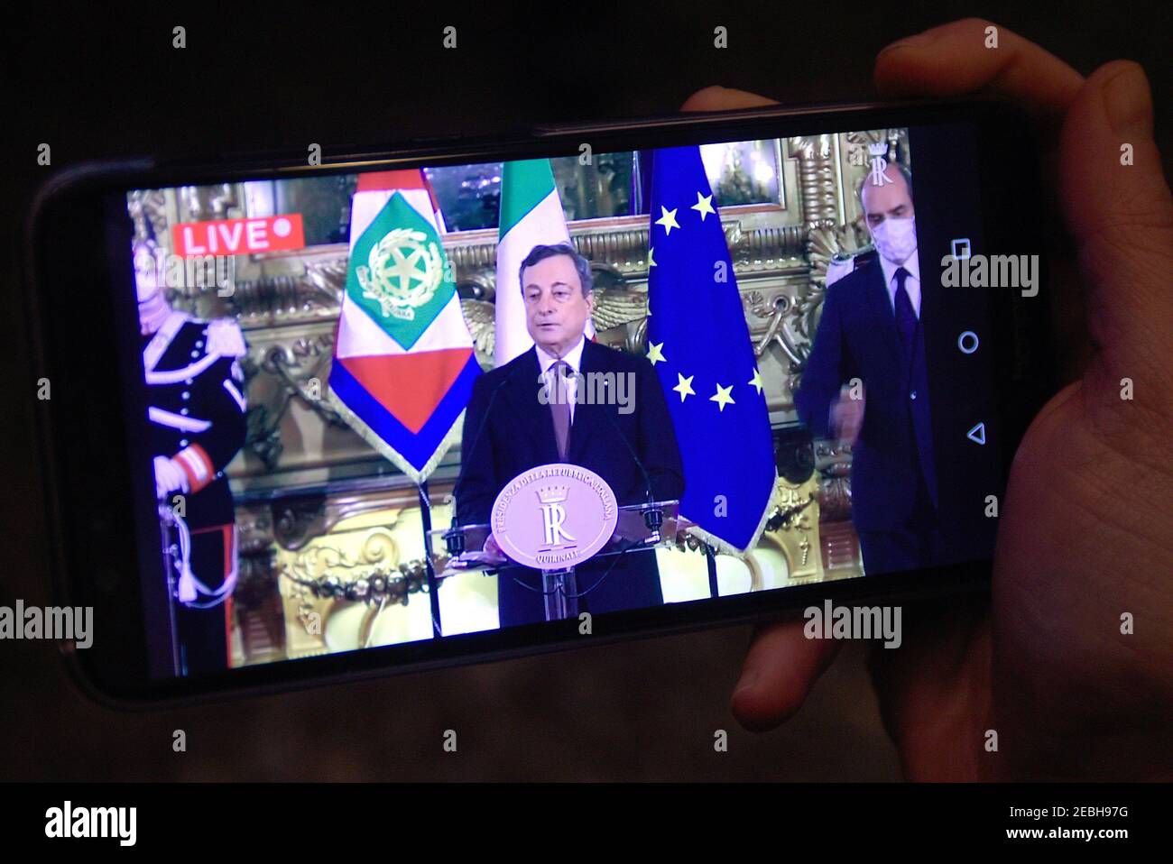 Dans cette illustration, le premier ministre italien Mario Draghi annonce la composition du nouveau gouvernement italien, en direct sur Facebook lors d'une conférence de presse. Banque D'Images