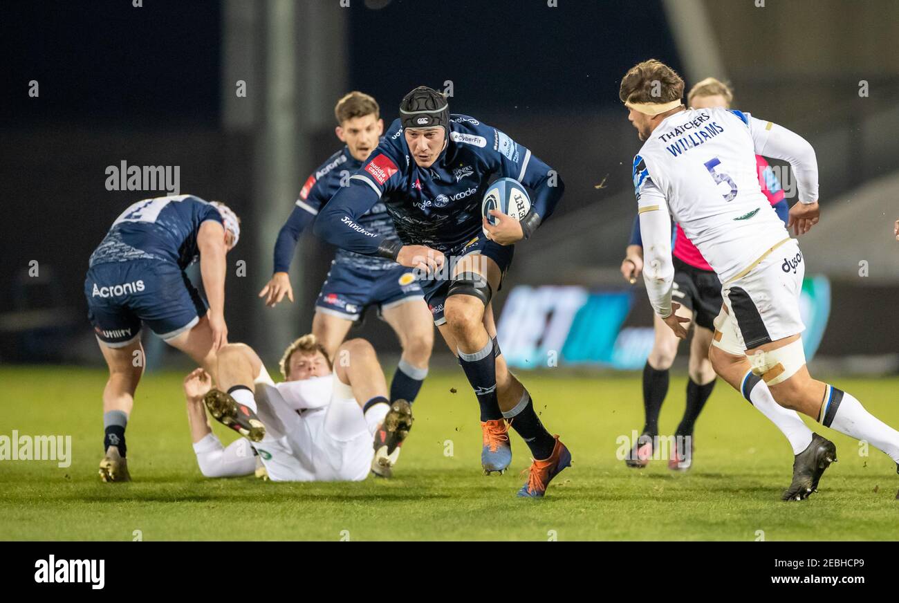 12 février 2021; AJ Bell Stadium, Salford, Lancashire, Angleterre; Rugby anglais de Premiership, sale Sharks versus Bath; JP du Preez of sale Sharks court à la ligne Bath Banque D'Images