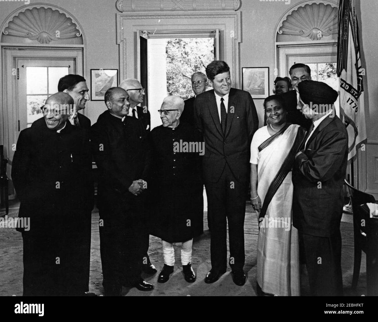 Visite de membres d'une délégation parlementaire de l'Inde, 12 heures. Le Président John F. Kennedy visite des membres du Parlement indien. De gauche à droite : journaliste et député, Raghunath Keshav u0022R. K. SuP0022 Khadilkar; Secrétaire de la Lok Sabha (Maison du peuple), Maheshwar Nath u0022M. N. SuP0022 Kaul; chef du Parti socialiste de Praja dans le Lok Sabha, Surendranath Dwivedy; membre de la Rajya Sabha (Chambre des États), Gopal Swarup u0022G. S.U. 0022 Pathak; membre du Parlement et président de la Fédération des associations éducatives de toute l'Inde, M. Diwan Cha Banque D'Images