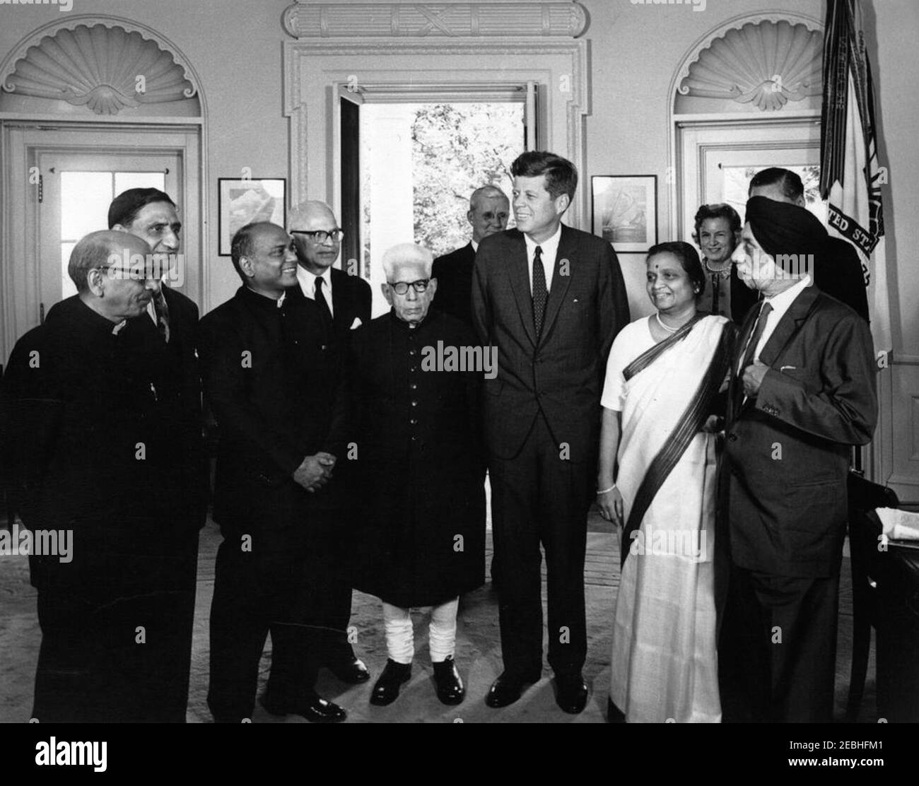 Visite de membres d'une délégation parlementaire de l'Inde, 12 heures. Le Président John F. Kennedy visite des membres du Parlement indien. De gauche à droite : journaliste et député, Raghunath Keshav u0022R. K. SuP0022 Khadilkar; Secrétaire de la Lok Sabha (Maison du peuple), Maheshwar Nath u0022M. N. SuP0022 Kaul; chef du Parti socialiste de Praja dans le Lok Sabha, Surendranath Dwivedy; membre de la Rajya Sabha (Chambre des États), Gopal Swarup u0022G. S.U. 0022 Pathak; membre du Parlement et président de la Fédération des associations éducatives de toute l'Inde, M. Diwan Cha Banque D'Images