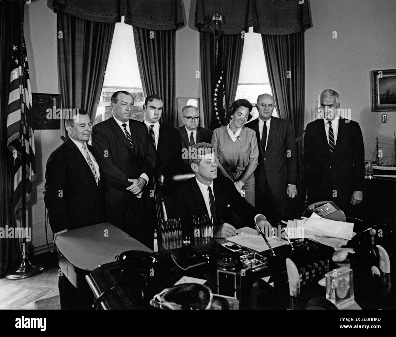 Signature du projet de loi - S. 1652, modification de la Loi sur le Centre culturel national , 12 h 00. Le président John F. Kennedy (assis à son bureau) signe un projet de loi modifiant la Loi sur le Centre culturel national. À l'affût (G-D) : avocat général et membre du conseil d'administration du Centre culturel national, Ralph E. Becker; représentant Robert E. Jones (Alabama); représentant James C. Wright, Jr. (Texas); représentant Charles A. Buckley (New York); représentant Charlotte T. Reid (Illinois); Président du conseil d'administration du Centre culturel national, Roger L. Stevens; et le représentant Frank Thompson, Banque D'Images