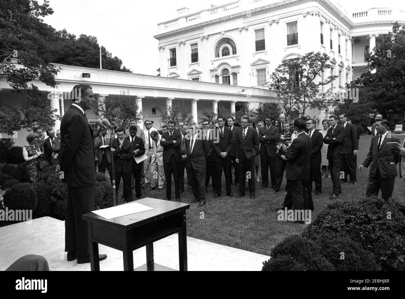 Sargent Shriver, Directeur du corps de la paix, avec des volontaires se rendant à Tanganyika. Le Directeur du corps de la paix, Sargent Shriver, s'adresse aux volontaires du corps de la paix qui doivent servir à Tanganyika. Rose Garden, Maison Blanche, Washington D.C. Banque D'Images
