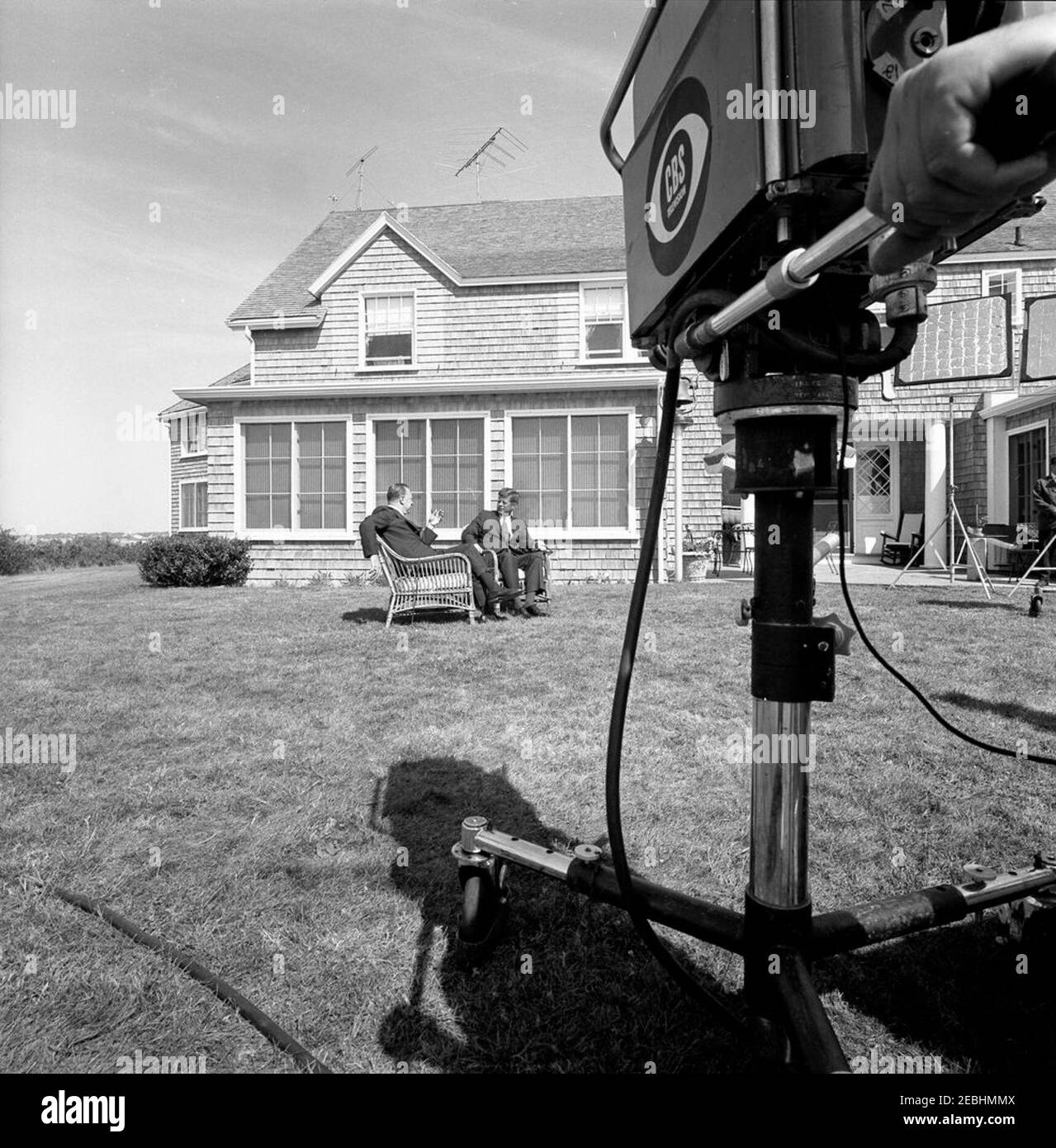 Week-end de la fête du travail au port de Hyannis : entretien avec Walter Cronkite, CBS News, pour inaugurer le premier réseau national, une émission d'informations nocturne d'une demi-heure. Columbia Broadcasting System (CBS) Evening News Anchor, Walter Cronkite (assis à gauche), interroge le président John F. Kennedy sur la pelouse à l'extérieur de la maison de Brambletyde pour inaugurer la première émission de nouvelles nocturne d'une demi-heure. Squaw Island, Port de Hyannis, Massachusetts. Banque D'Images
