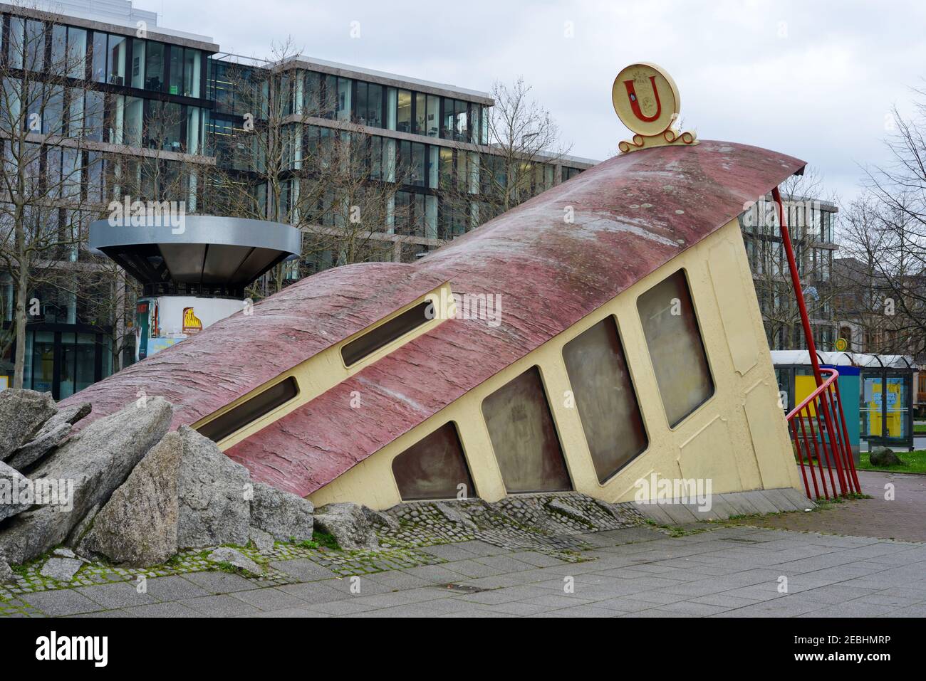 Francfort-sur-le-main, Allemagne, entrée de métro Bockenheimer Warte un wagon sort de la terre Banque D'Images